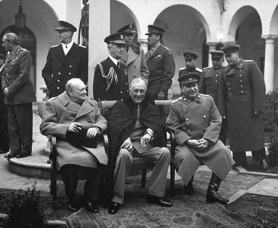 Þessi ljósmynd er ein af nokkrum frægum myndum af Winston Churchill forsætisráðherra Breta, Franklin D. Roosevelt Bandaríkjaforseta og Jósef Stalín leiðtoga Sovétríkjanna á fundi þeirra í Jalta. Samningur þeirra um skiptingu Evrópu í áhrifasvæði stórveldanna hafði bein úrslitaáhrif á framtíð álfunnar í hálfa öld eða svo. Þessi ljósmynd er ein af nokkrum frægum myndum af Winston Churchill forsætisráðherra Breta, Franklin D. Roosevelt Bandaríkjaforseta og Jósef Stalín leiðtoga Sovétríkjanna á fundi þeirra í Jalta. Samningur þeirra um skiptingu Evrópu í áhrifasvæði stórveldanna hafði bein úrslitaáhrif á framtíð álfunnar í hálfa öld eða svo.