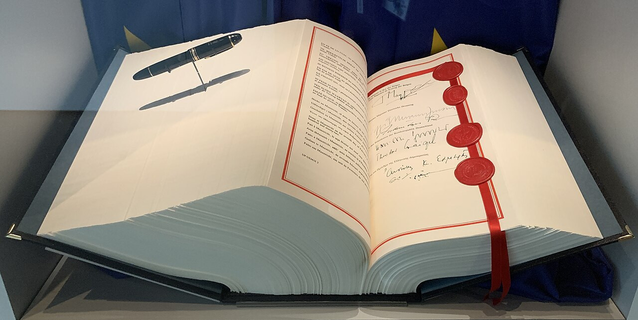 Maastricht-sáttmálinn gekk í gildi árið 1993 en markmið hans var að undirbúa stofnun Efnahags- og myntbandalagsins og innleiðingu nýs gjaldmiðils, evrunnar. Maastricht-sáttmálinn gekk í gildi árið 1993 en markmið hans var að undirbúa stofnun Efnahags- og myntbandalagsins og innleiðingu nýs gjaldmiðils, evrunnar.